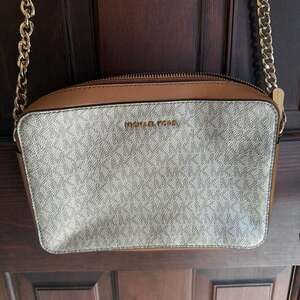 Michael Kors Jet Set Large Logo Crossbody Bag in gold